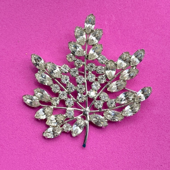 Vintage B. DAVID Crystal Rhinestone Maple Leaf Brooch - Picture 1 of 6